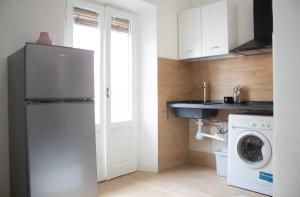 una cucina con frigorifero e lavatrice di AriaHome a Milano