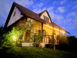 ヴァーチにあるStockholm Vendégházの夜に明かりが灯る家