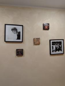eine Gruppe von Bildern an einer weißen Wand in der Unterkunft B&B 814 Fermo in Fermo