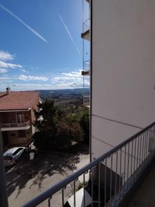 Blick vom Balkon eines Hauses in der Unterkunft B&B 814 Fermo in Fermo
