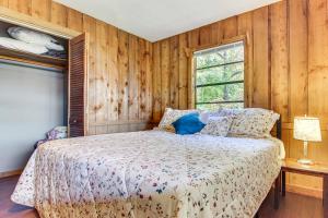 CrusoにあるBeautiful Cold Mountain Views! Canton Cabinのベッドルーム1室(木製の壁と窓のあるベッド1台付)