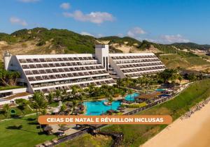una vista aérea de un hotel en la playa en Wish Natal, en Natal
