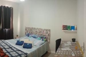 Un dormitorio con una cama con almohadas azules. en Free Life, en Río de Janeiro