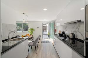 Køkken eller tekøkken på OurMadeira - TerraceSea Alecrim