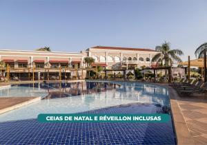 伊瓜苏福斯伊瓜苏希望酒店的建筑物前有一个大型游泳池。