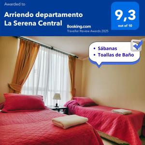 - une chambre avec 2 lits avec des draps rouges et une fenêtre dans l'établissement Arriendo departamento en La Serena Central, à La Serena