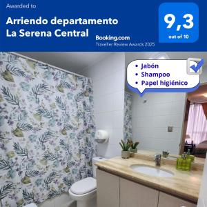 une salle de bain avec toilettes et rideau de douche dans l'établissement Arriendo departamento en La Serena Central, à La Serena 11 autres photos