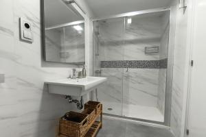 ein weißes Badezimmer mit Waschbecken und Dusche in der Unterkunft A485B Beach in Las Palmas de Gran Canaria