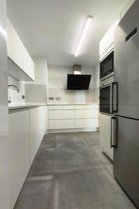 eine große weiße Küche mit weißen Schränken und Geräten in der Unterkunft A485B Beach in Las Palmas de Gran Canaria