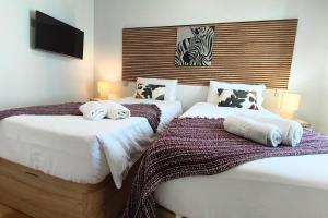 zwei nebeneinander stehende Betten in einem Schlafzimmer in der Unterkunft A485B Beach in Las Palmas de Gran Canaria