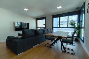 ein Wohnzimmer mit Sofa und Tisch in der Unterkunft A485B Beach in Las Palmas de Gran Canaria + 42 Fotos