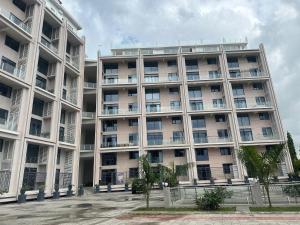 ein großes Apartmenthaus mit vielen Fenstern in der Unterkunft Luxury phonex Apartment in Daressalam