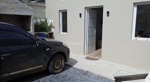 a black car parked in front of a house at Cazartes antiguo in Treinta y Tres