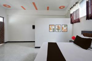 a bedroom with a large bed in a room at Hotel O Raj Family Restaurant & Hotels in Mahmūdnagar