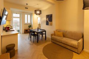 トリノにあるDomus Nova - Una finestra sui tettiのソファとテーブルのあるリビングルーム