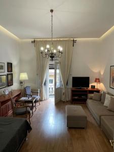 Una sala de estar con un sofá y un televisor. en Apartment Ksenija, en Belgrado