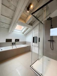 ein Badezimmer mit Glasdusche und Sitzbank in der Unterkunft Rio Tío Cocinas in La Granja de San Ildefonso