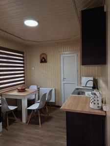 - une cuisine avec un évier, une table et des chaises dans l'établissement Welcom Verkhovyna, à Verkhovyna 46 autres photos