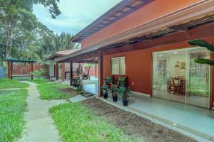 una casa con un patio e un cortile con piante di Canto dos Pássaros a Itacaré