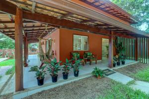 patio con piante e pergolato di Canto dos Pássaros a Itacaré