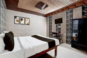 Postel nebo postele na pokoji v ubytování Hotel O Hindon Airport Ghaziabad