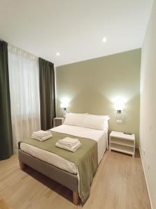 Un dormitorio con una cama con dos toallas encima. en Casa Viaemilia Alessandria, en Alessandria 33 fotos más