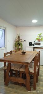Cette chambre comprend une table en bois et une cuisine. dans l'établissement Cazartes antiguo, à Treinta y Tres