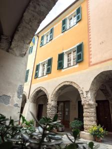 ein Gebäude mit grünen Fensterläden und einem Innenhof in der Unterkunft Zia Lina in Crevari + 28 Fotos