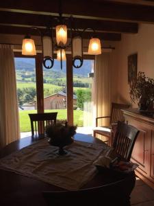 - une table à manger avec vue sur une maison dans l'établissement Apartamento en Das, à Das