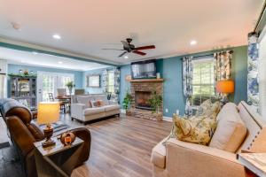 Posezení v ubytování Explore Historic North Georgia! Group-Ready Escape