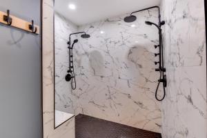 Koupelna v ubytování Explore Historic North Georgia! Group-Ready Escape + 31 fotografií