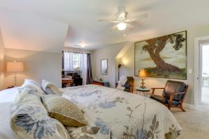 Postel nebo postele na pokoji v ubytování Explore Historic North Georgia! Group-Ready Escape