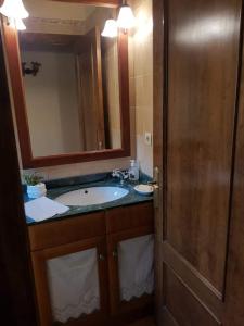 une salle de bain avec un lavabo et un miroir dans l'établissement Apartamento en Das, à Das