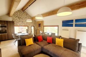 Χώρος καθιστικού στο Beautiful renovated chalet at the foot of the Roubion slopes