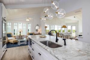 een keuken met een spoelbak en een woonkamer bij 715 Winter Trout in Fripp Island