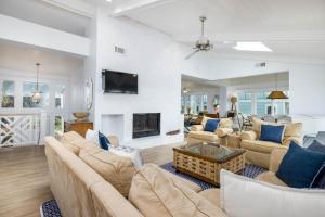 een woonkamer met banken en een open haard bij 715 Winter Trout in Fripp Island