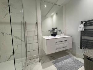 ダンケルクにあるLe Gambetta suiteの洗面台とガラスのシャワーを備えたバスルーム +19枚の写真