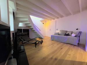 ダンケルクにあるLe Gambetta suiteのリビングルーム(ベッド1台、階段付)