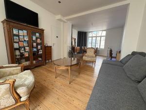 ダンケルクにあるLe Gambetta suiteのソファとテーブルのあるリビングルーム