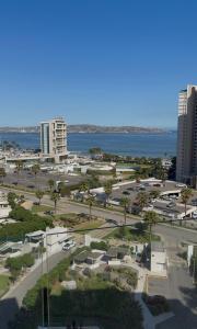 eine Luftaufnahme eines Parkplatzes neben dem Meer in der Unterkunft Depto Peñuelas in Coquimbo