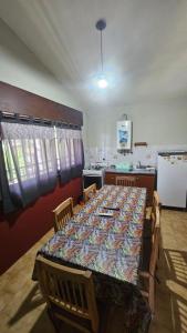 ein Esszimmer mit Tisch und eine Küche in der Unterkunft Arenas Departamentos in Mina Clavero