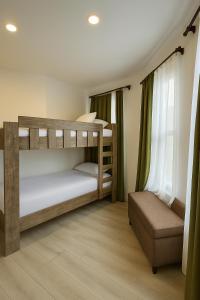 Ένα ή περισσότερα κρεβάτια σε δωμάτιο στο Avelyn Hotel