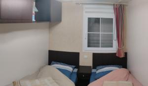 ein kleines Zimmer mit zwei Betten und einem Fenster in der Unterkunft La Terrasse du Lac in Sainte-Gemme + 34 Fotos