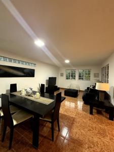 een woonkamer met een tafel en een bank bij Casa Kitesurf - 1 Min a Playa, Pool, BBQ in Chame