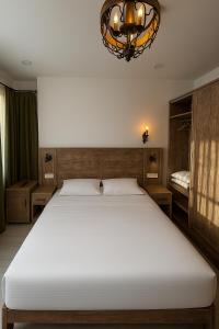 Ένα ή περισσότερα κρεβάτια σε δωμάτιο στο Avelyn Hotel