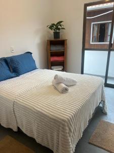 Ένα ή περισσότερα κρεβάτια σε δωμάτιο στο Residencial da Ju - Apt 03