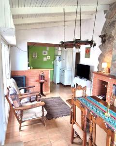 Una sala de estar con mesa y sillas y una cocina. en Casa ideal familias-8 personas a 3 cuadras del mar, en Monte Hermoso