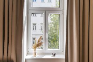 una finestra con una pianta in un vaso su un davanzale di Vienna Residence, Prater - Exhibition Center a Vienna