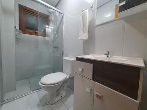 un bagno con wc, doccia e lavandino di Apê Novo Centro de Gramado 02 dorm a Gramado Altre 28 foto