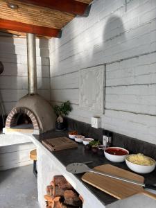 ステレンボッシュにあるCentral Stellenbosch Home (4 bed, pool & inverter)のカウンターの上に食べ物が置いてあるオーブン付きのキッチン